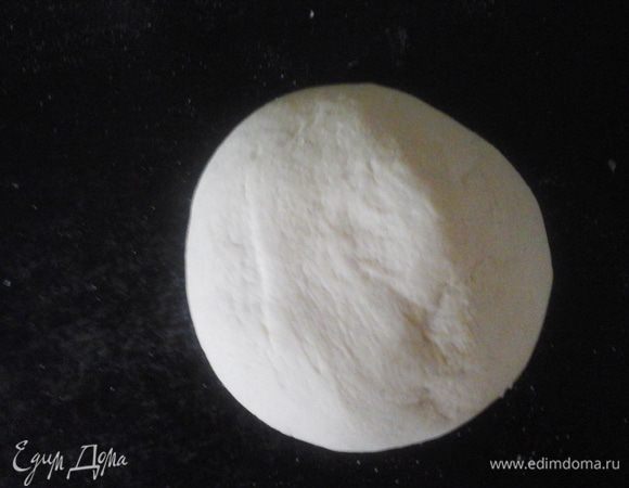 Дрожжи залить теплой водой дать им растворятся. Смешать все ингредиенты, замешать тесто в течении 10 минут и сделать шар.
