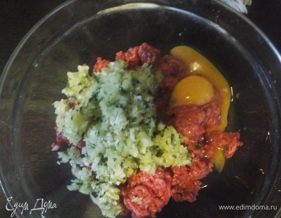 Мелко нарезать лук и чеснок. Все ингредиенты положить в фарш, перемешать, поставить в холодильник пока поднимаются шарики для гамбургеров.