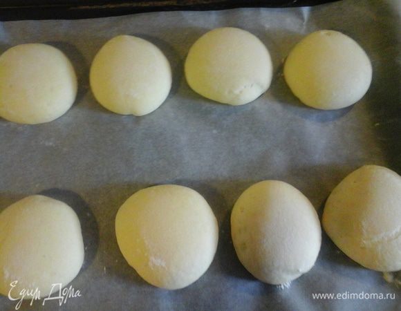 В заранее разогретую духовку до 200 градусов ставим наши шарики на 10 минут. Вынимаем и даем отдохнуть пока готовим гамбургер.