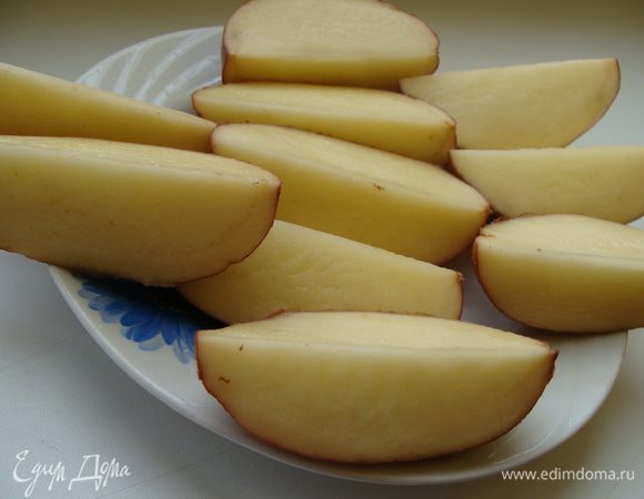 Нарезать с кожурой на четыре части вдоль.