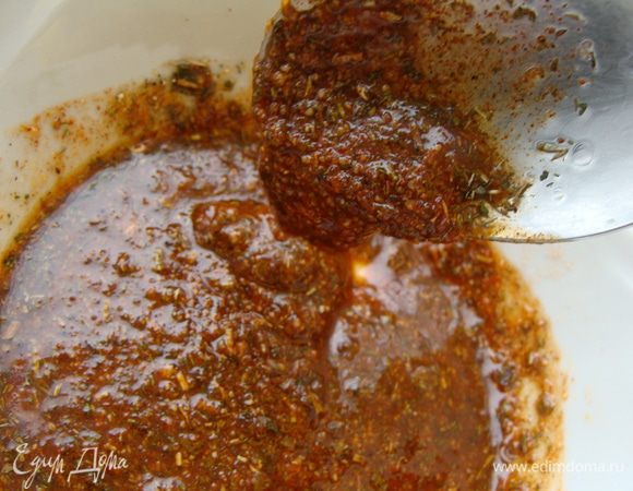 Специи смешать, залить маслом.