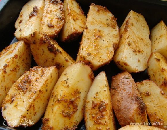 Перемешать специи и картофель. Выложить на противень.