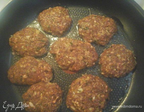 Делаем 8 плоских котлет и жарим на умеренном огне.