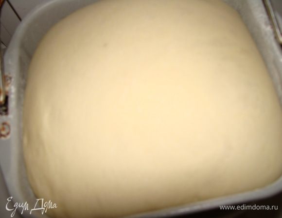 Залить дрожжи 30 мл теплой воды. Дать подняться. На дно хлебопечки вылить холодное молоко, яйцо. Просеять муку. Добавить сахар, соль, растительное и сливочное масло, ванилин при желании. Сверху вылить дрожжи. Поставить на режим замешивания теста. У меня этот режим длится 1 час 40 минут. За это время тесто сильно поднимается.