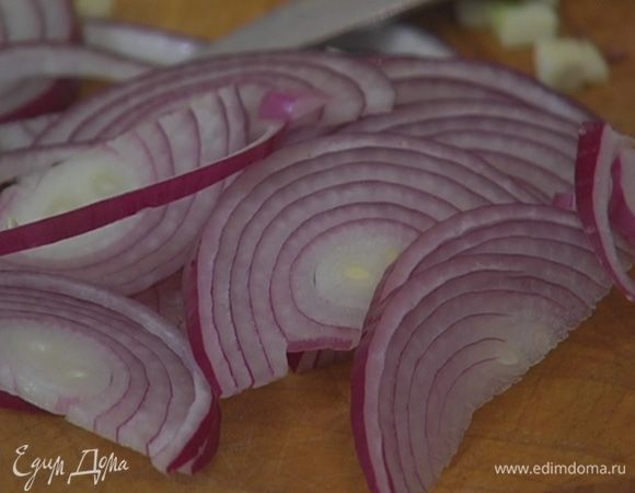 Лук почистить и нарезать полукольцами.