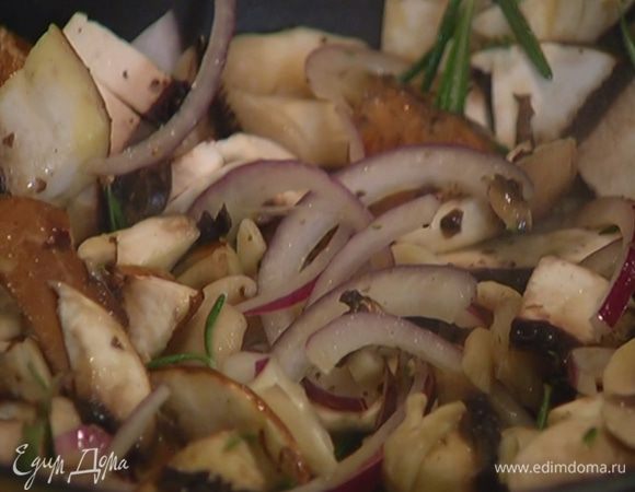 Выложить к луку с чесноком нарезанные грибы, посолить, поперчить, добавить листья тимьяна и розмарина, перемешать и обжаривать все 7–8 минут, не накрывая крышкой.