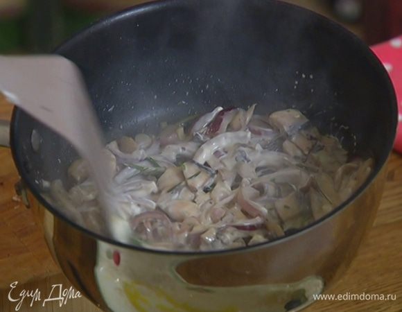 Добавить сливочный сыр, перемешать и снять сковороду с огня.