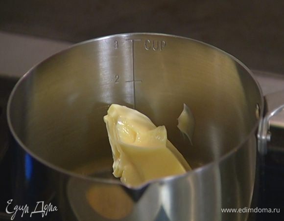 Оставшееся сливочное масло растопить в небольшой кастрюле.