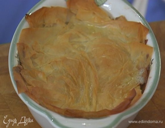 Выпекать пирог в разогретой духовке 20 минут.