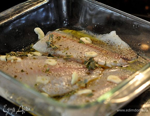 Затем добавить чеснок и порубленный базилик. Накрыть фольгой и поставить в разогретую духовку на 200 гр на 15 мин. 
