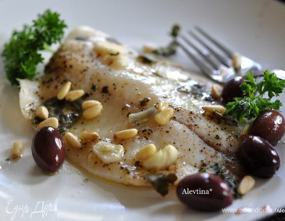 Подаем с оливками, орешками подсушенными и базиликом. Сверху соус с рыбы по желанию. Приятного аппетита.
