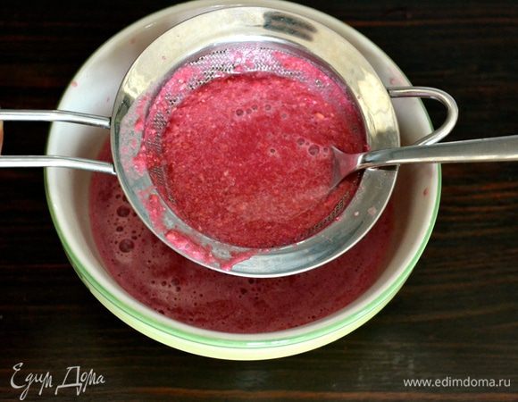 Одну треть зернышек отложить в сторону для украшения готового блюда. А оставшиеся зерна измельчить в блендере и протереть через сито. Отставить полученный сок в сторону. 