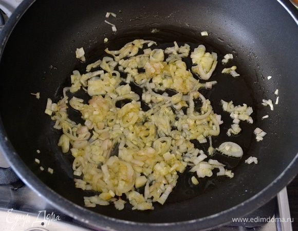Наконец, переходим к приготовлению непосредственно ризотто!
Лук-шалот мелко нарезать. В глубокой сковороде разогреть оливковое масло и положить обжариваться лук. Обжаривать, пока лук слегка не посветлеет и не станет мягче. Важно, чтобы лук не зажаривался. Можно добавить немного бульона.