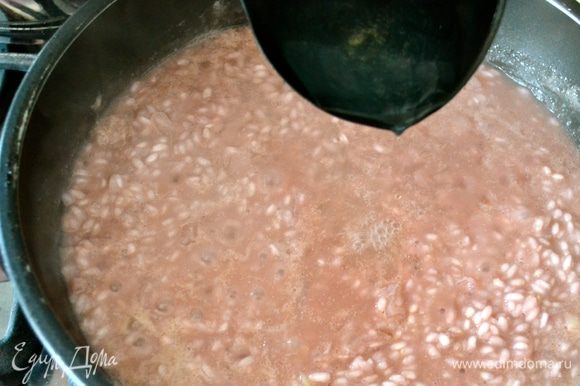 Добавить горячий (!) куриный бульон. Продолжать готовить ризотто, подливая горячий бульон по мере того, как он будет впитываться, помешивая, до готовности ризотто (около 16 минут).