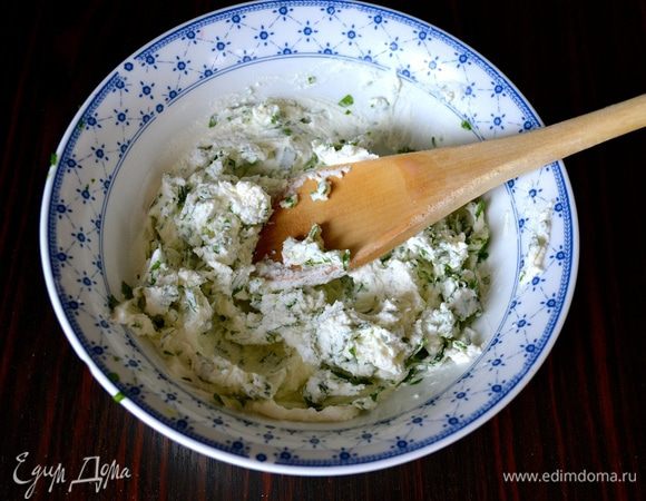 Тем временем порубить мелко петрушку, размять мягкий сыр с помощью деревянной ложки и перемешать с петрушкой. 