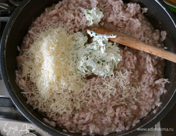 Готовое ризотто снять с огня и добавить мягкий сыр и тертый пармезан. 