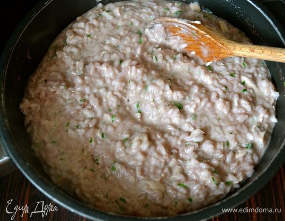 Перемешать. Отрегулировать количество соли и перца.