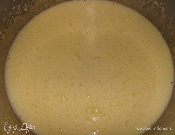 Белки отделяем от желтков. Желтки взбиваем с 75 г сахара. 