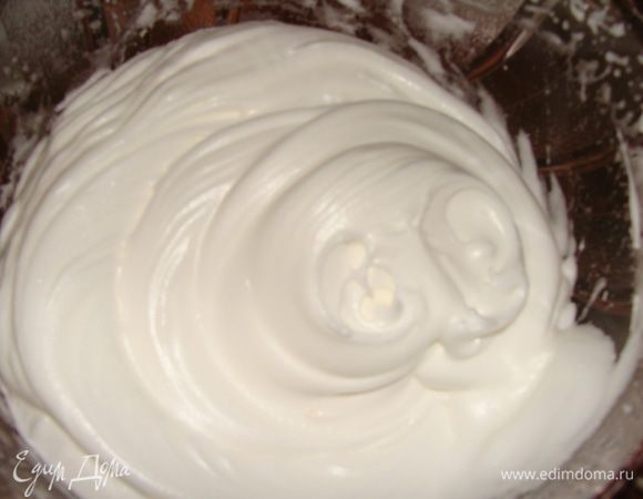 Затем белки взбиваем с оставшимся сахаром в крепкую пену.
