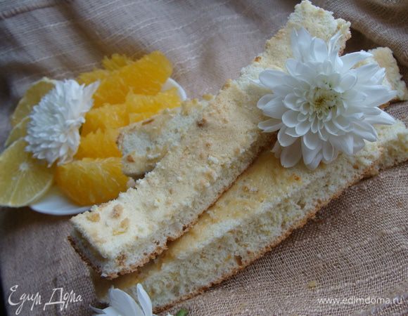 Выпекаем в духовке, которую разогрели заранее до 180 гр. Около 15-20 минут ждем, затем достаем, посыпаем толченым сахаром. Затем еще на некоторое время ставим подсушить в духовку, уменьшив огонь до минимума. После этого остужаем и режем на продолговатые полоски. Приятного чаекофепития!