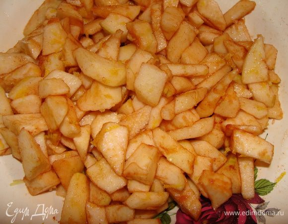 Пока готовиться тесто, сделаем начинку. Яблоки почистить. Нарезать кубиками, посахарить, добавить корицу и лимонную цедру. Яблоки пустят сок, который стечет на дно тарелки.