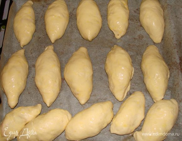 Когда тесто поднялось, отщипываем влажными руками шарик размером с теннисный мяч. Растягиваем тесто, кладем столовую ложку с горкой начинки. Склеиваем пирожки удобным способом. Ниже я приведу примеры тех вариантов, которые я испробовала. Сверху смазать взбитым яйцом.
Печь в разогретой до 180 гр. духовке около 30-40 минут.