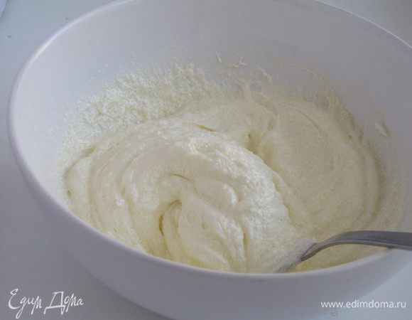 Сливочное масло растереть в пышную массу с сахаром (95 г. сахара мне показалось многовато, поэтому взяла чуть меньше). Оставить примерно 1 ст. л. сахара для посыпки.