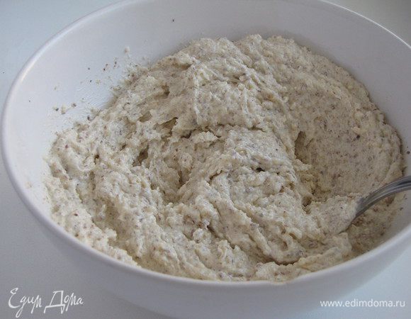 Подмешать молотые орехи.