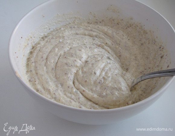 Вбить яйцо, добавить несколько капель ванильного экстракта и амаретто. Хорошо перемешать.