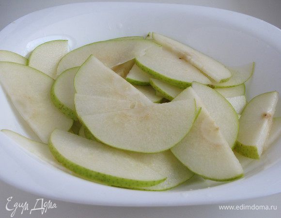 Груши нарезать тонкими ломтиками и сбрызнуть лимонным соком, чтобы не потемнели.
