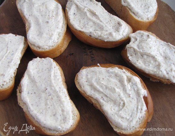 Батон нарезать ломтиками и намазать масляной массой, немного не доходя до края, иначе масса будет стекать. Этого количества крема мне хватило на 16 ломтиков хлеба, хотя по рецепту требовалось 8. Наверное, ломтики у меня были не большие.