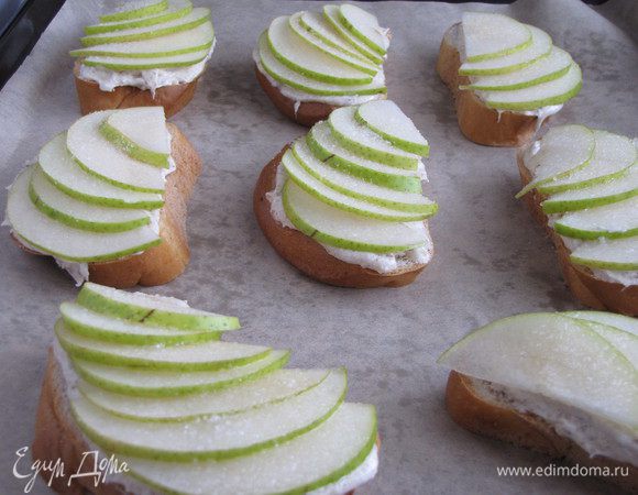 Сверху выложить ломтики груши. Посыпать оставшимся сахаром. Выложить на противень, застеленный пекарской бумагой, и запекать около 20 минут при 180 град.