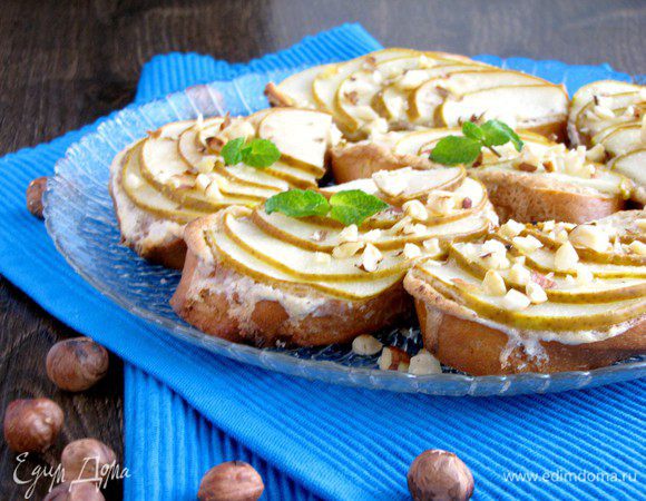 Готовые гренки переложить на сервировочное блюдо и посыпать рублеными орехами. Приятного аппетита!