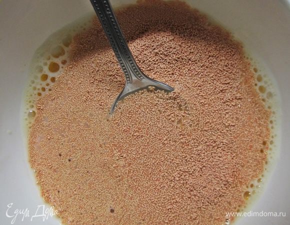 Приготовим закваску из сухих активных дрожжей. Для этого слегка нагреем пиво, взболтаем его с желтком и дрожжами и отставим в сторонку минут на 15.