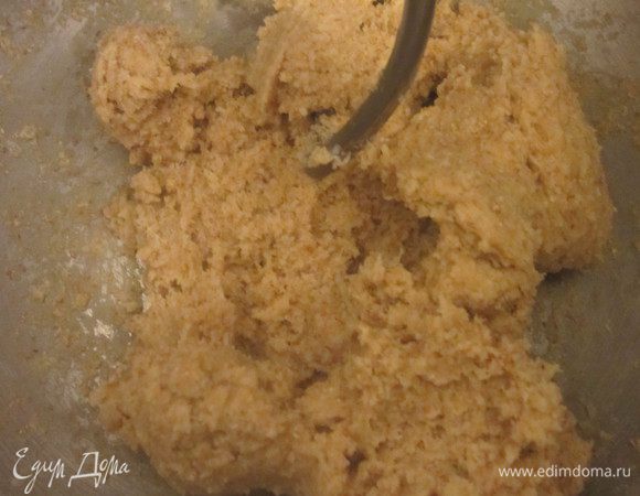 В получившийся крем добавляем муку и разрыхлитель, перемешиваем.