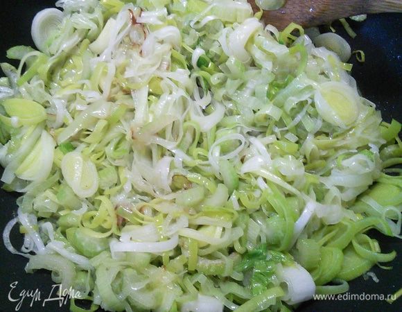 Сельдерей и порей шинкуем и обжариваем на оливковом масле до мягкости. 