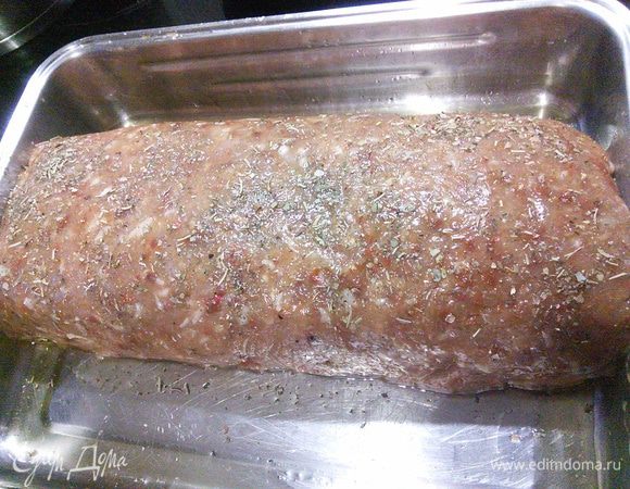 С помощью фольги заворачиваем нашу "конструкцию" в рулет, перекладываем на противень с бумагой или как я в форму, предварительно смазанную маслом. Сбрызнем маслом. Посыпаем прованскими травами. 