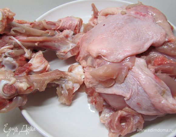 Куриные бедра, голени, филе, хорошо вымыть. Обсушить и отделить от костей и сухожилий. 