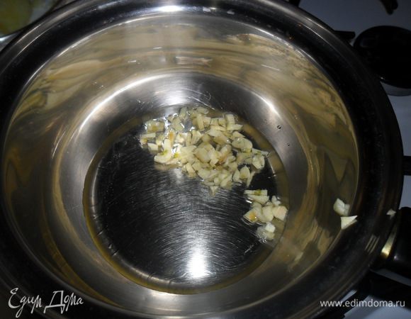 В сотейнике разогрейте оливковое масло и добавьте измельченный чеснок. Готовьте 1 минуту.