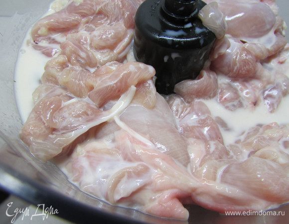 Через 2 часа выложить мясо с молоком в чашу блендера и пробить на высокой скорости. Можно пропустить мясо через мясорубку. 