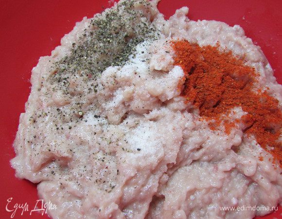 В куриный фарш добавить соль, перец и паприку. Тщательно все перемешать. 
