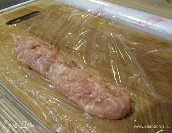 Формировать сосиски. На пищевую пленку выложить небольшое количество фарша. 