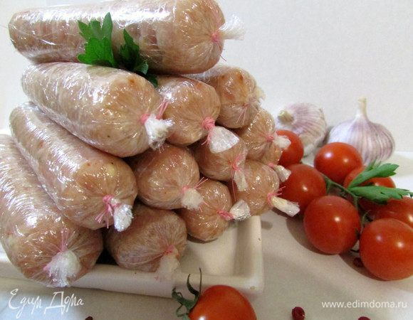 Сосиски хранить в холодильнике. Перед подачей на стол, отварить 15-20 минут, после того как закипит вода. Варить сосиски в пленке. 