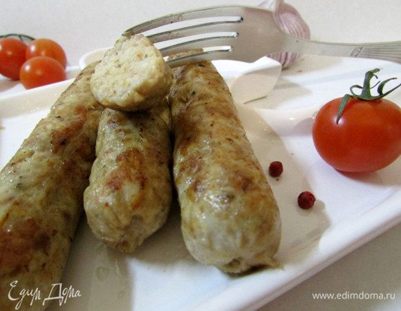 После того, как колбаски сварились, снять пленку и поджарить на растительном масле. Подавать горячими с любимыми соусами.
Приятного аппетита! 