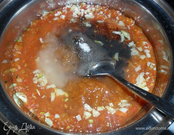 Добавьте томаты, джем, уксус и половину соли, поперчите и варите на маленьком огне 15 минут, пока соус чуть не загустеет. И включите духовку на 200 С. 