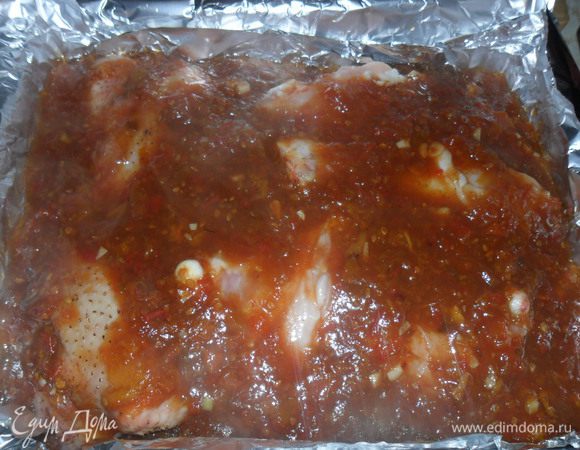Тем временем порежьте курицу на куски, помойте и обсушите, натрите оставшейся солью и поперчите. Сложите в форму застланную фольгой, залейте соусом и накрыв фольгой сверху отправьте в духовку на 1 час. Где-то через 30 минут откройте, полейте соусом верхние кусочки и отправьте обратно в духовку. Если хотите чтоб мясо подрумянилось уже не накрывайте фольгой.
