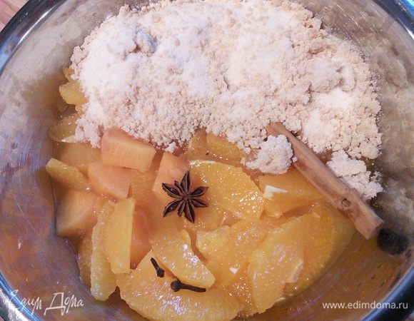 В оригинале были груши. У меня апельсины, которые я филеровала (сок слила, он пригодится) и одна крупная хурма без шкурки: фруктов должно быть в общем количестве 1 кг. Добавила желированный сахар (по рецепту желированный сахар 3:1, это написано на упаковке) и специи и оставила настаиваться на час. 