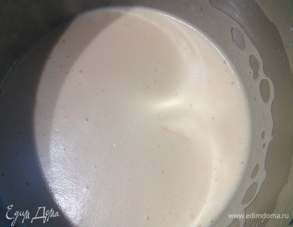 Яйца взбила с сахаром и солью (лучше в кухонном комбайне) в течении 10 мин до белой пышной пены. Ввела просеянную муку, смешанную с крахмалом и разрыхлителем, аккуратно перемешала лопаточкой, ввела мелко смолотые орехи и опять перемешала. Затем нужно растопить масло, размешать его с 1 ст. ложкой теста, затем вмешать масло в остальное тесто. 