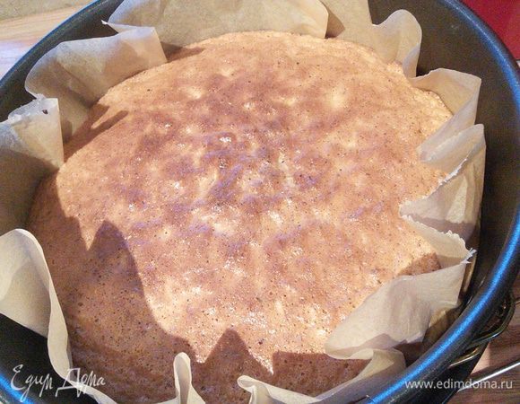 Форму в диаметре 20 см нужно выложить пергаментом, вылить тесто, разровнять и выпекать в разогретой до 180 °духовке около 30 мин в её нижнем отделе. Остужать в форме на решётке. 