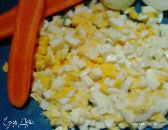 В готовый кипящий куриный бульон закладываем кубики картофеля, тертую морковь и измельченный лук. Варим 10- 15 минут. Тем временем отвариваем яйца, рубим их мелким кубиком.